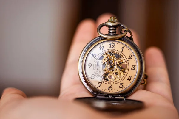 Een man met een vintage zakhorloge. Tijdconcept. — Stockfoto