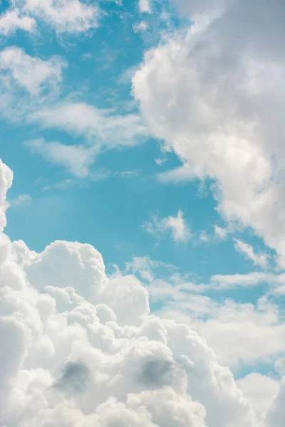 Uma vista da luz do dia e sobre todas as nuvens sob o céu azul. Céu azul e nuvens conceito papel de parede. — Fotografia de Stock