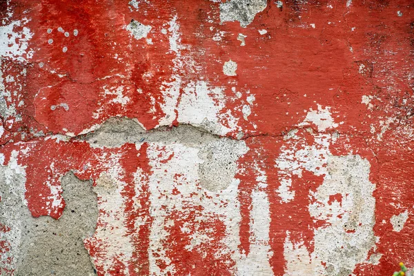 Grijs en rood gekleurd gebarsten stucwerk, beton en cement wandpatroon. Asymmetrisch en abstract op gestructureerde achtergrond. — Stockfoto