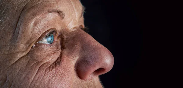 De cerca, foto macro de una mujer de edad avanzada ojos de color, iris, pupila, pestañas, párpados. — Foto de Stock