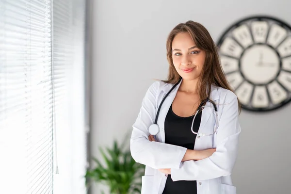 A attractive female doctor is looking with, confidence and pretty smile . — Foto de Stock