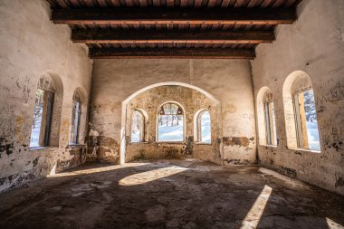 Türkiye 'nin Kars kentindeki Catherine Palace' ın harap ve tahttan indirilmiş iç manzarası. Yüksek kalite fotoğraf