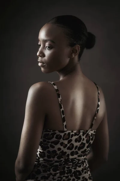 Young Dark Skin Woman Posing Front Dark Background Looking Point — Stock fotografie