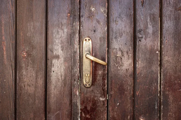 Staré Vybledlé Klasické Hnědé Dřevěné Dveře Železnou Klikou Textury Dveří — Stock fotografie