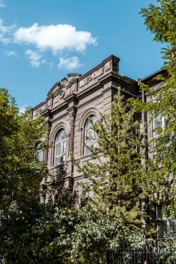 Türkiye 'nin Kars kentindeki yeşil bahçeli eski, tarihi ve klasik bir şehir binasının dış görünüşü. Yüksek kalite fotoğraf