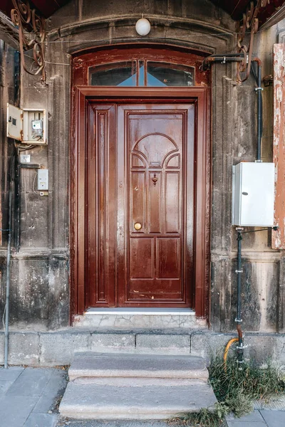 素朴な ヴィンテージ木製のドアと古い古典的な石造りの家 ドアのテクスチャと背景 高品質の写真 — ストック写真