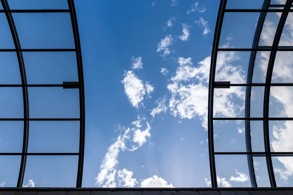 黒いグリッドとガラスの天井 雲と青空を背景に 抽象的な黒い縞模様のテクスチャの背景 高品質の写真 — ストック写真