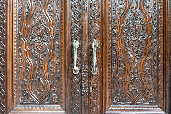 古い古典的なキャビネットの木製のドアを刻まれた アンティークの木のテクスチャコンセプト 高品質の写真 — ストック写真