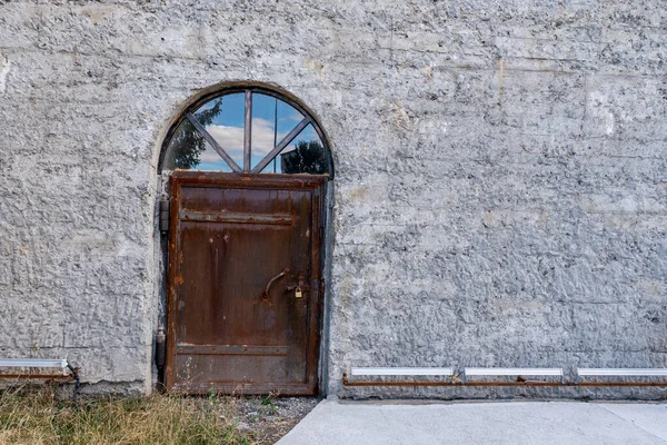 Entrada Antiguo Edificio Industrial Depósito Con Puerta Metálica Vieja Oxidada —  Fotos de Stock