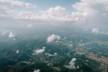 Gün ışığının panoramik bir üst görüntüsü ve mavi gökyüzünün altındaki tüm bulutlar, gökyüzü bulutları ve dağ manzarası, duvar kağıdı konsepti. Yüksek kalite fotoğraf
