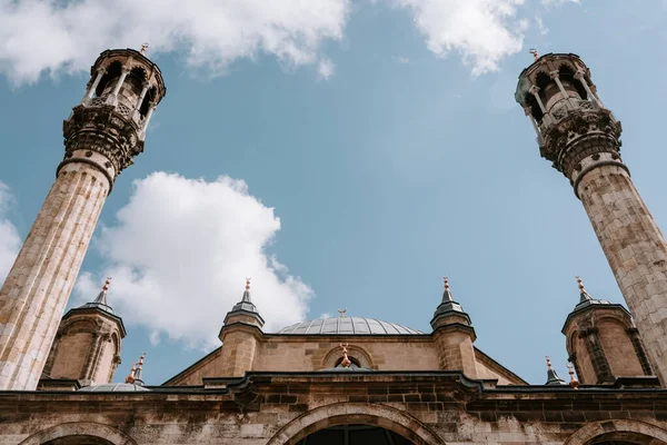 Fasáda Pohled Velkou Mešitu Minaretem Proti Modré Obloze Plufy Mraky — Stock fotografie