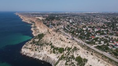 Kayaların yakınındaki deniz uçağından çekilen görüntüler. 4K hava saldırısı.