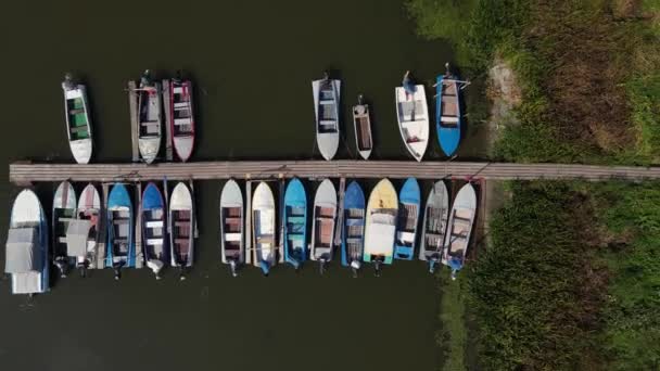 Widok z góry molo z łodzi na rzece — Wideo stockowe