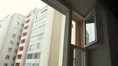 Adam 4K numaralı odanın penceresini kapatıyor.