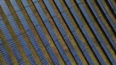 İnsansız hava aracı, alandaki çok sayıda güneş paneli etrafında döner.