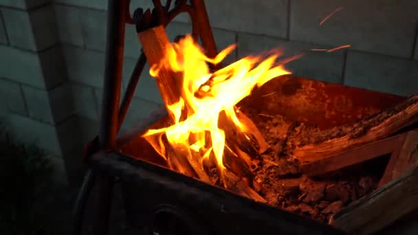 4k Filmmaterial von einem flammenden Grill zum Sitzen bei einem Dönerspieß — Stockvideo