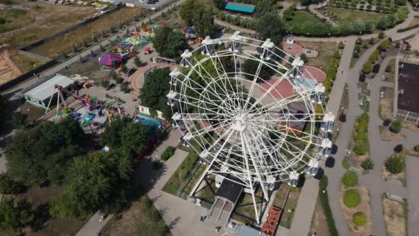 Obrovské bílé ruské kolo v zábavním parku. letecké záběry 4k dronu — Stock video