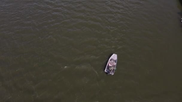 4K záběry shora na lodi plující podél říčního koryta — Stock video