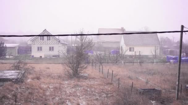 4k bilder av en snöstorm i bakgrunden av bostadssektorn — Stockvideo