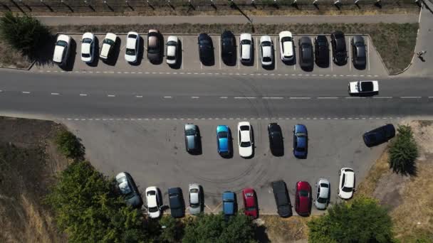Otoparkın üzerinde arabalarla hava aracı. 4k görüntü — Stok video