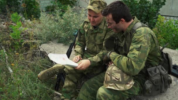 Двоє солдатів вивчають карту району — стокове відео