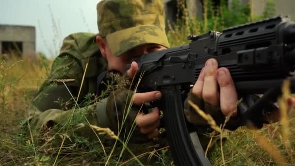 Soldado tendido en el suelo para apuntar desde él se carga y se preparan para el tiroteo emboscada — Vídeos de Stock