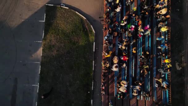 Imágenes de drones 4K de personas sentadas en el podio desde arriba. Moscú Rusia mayo 20, 2021 — Vídeo de stock