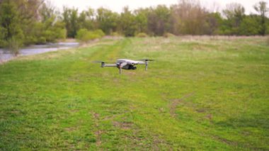 Küçük gri drone markası DJI Moskova Rusya 'yı 20 Ağustos 2021' de döndürüyor