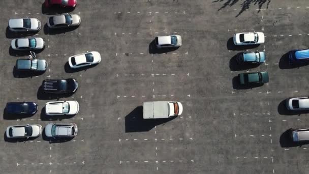 Antenn 4k bilder av en drönare stiger över en halvtom parkeringsplats — Stockvideo