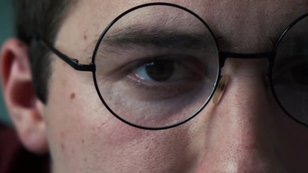 Глаз в круглых очках крупным планом — стоковое видео