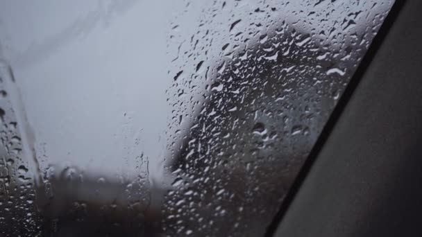 Gotas de lluvia en el parabrisas de un coche — Vídeos de Stock