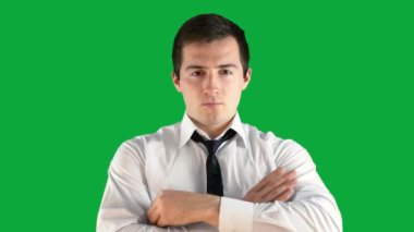 Takım elbiseli bir adam yeşil ekrandaki kameraya bakıyor.