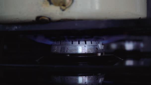 Kompor gas manusia di dapur — Stok Video