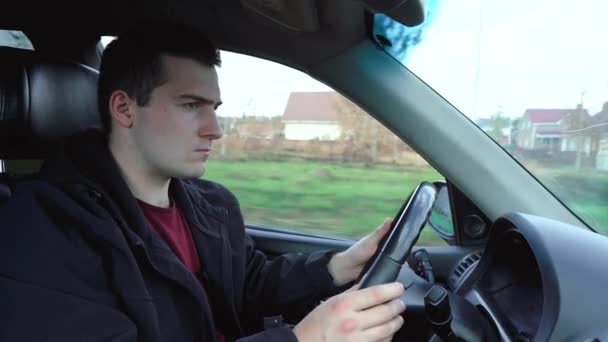 Hombre monta en foco mientras conduce un coche. vista lateral — Vídeo de stock