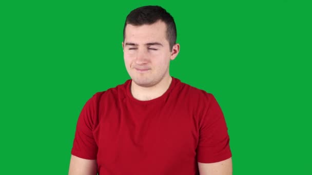 Man i röd t-shirt gör facepalm gest på grön skärm — Stockvideo