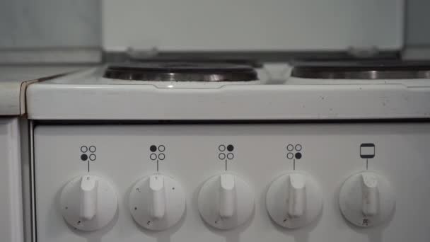 Белая плита с 4 горелками, стоящими на кухне — стоковое видео