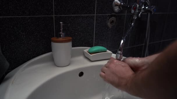 Adam ellerini lavaboda sabunla yıkıyor. — Stok video