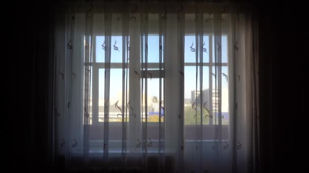4K rámy okna se závěsy ze strany místnosti — Stock video