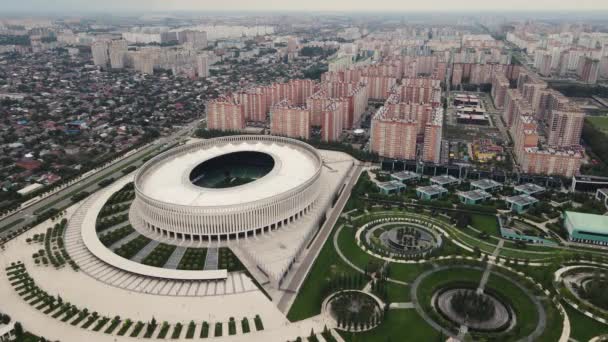 Büyük bir futbol stadyumunun havadan vurulması. Moskova Rusya 20 Eylül 2021 — Stok video