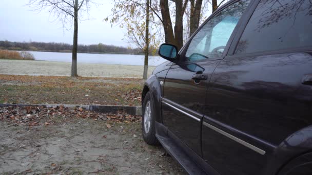 Ένας άντρας πετάει σκουπίδια από το παράθυρο του αυτοκινήτου. — Αρχείο Βίντεο