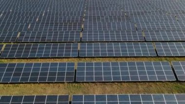 geniş bir alanda bulunan birçok güneş paneli