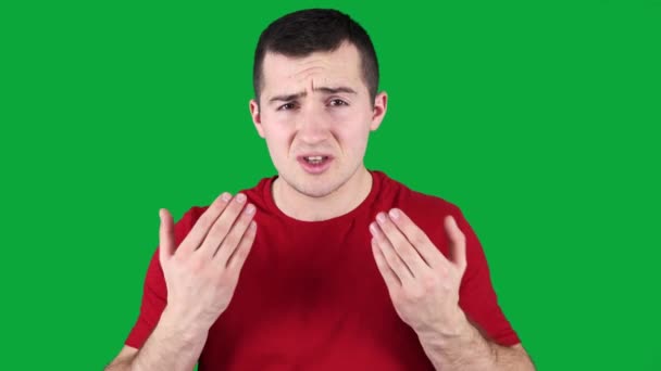 Δυσαρεστημένος άντρας που στέκεται στην πράσινη οθόνη — Αρχείο Βίντεο