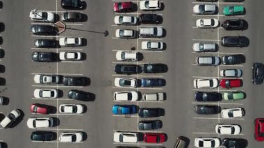 İnsansız hava aracı otoparkın üstüne çıkıyor. Otoparkın üzerinde havadan kaldırma. Moskova Rusya 2 Ağustos 2021.