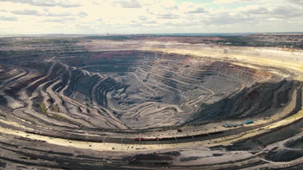 Очень большой рудник. 4k отснятый с высоты — стоковое видео