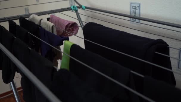 Kleding worden gedroogd op een droger in de badkamer. — Stockvideo