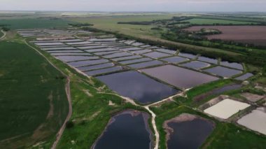 Yazın insansız hava aracından alınan birçok yapay su deposu var. 4K görüntüsü..