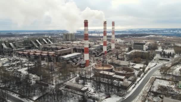 Fábrica de trabajo con chimeneas fumar por todas partes — Vídeos de Stock