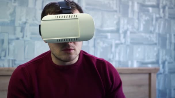 Pria berkacamata putih menonton realitas maya — Stok Video