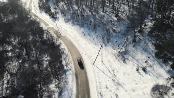 Voiture se déplace sur la route en hiver — Video