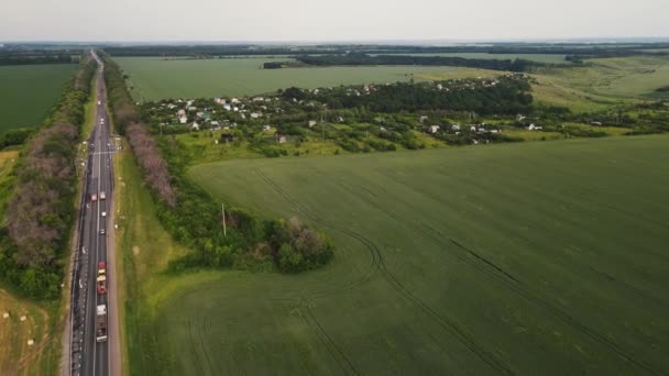 Images 4k d'un petit village près de l'autoroute